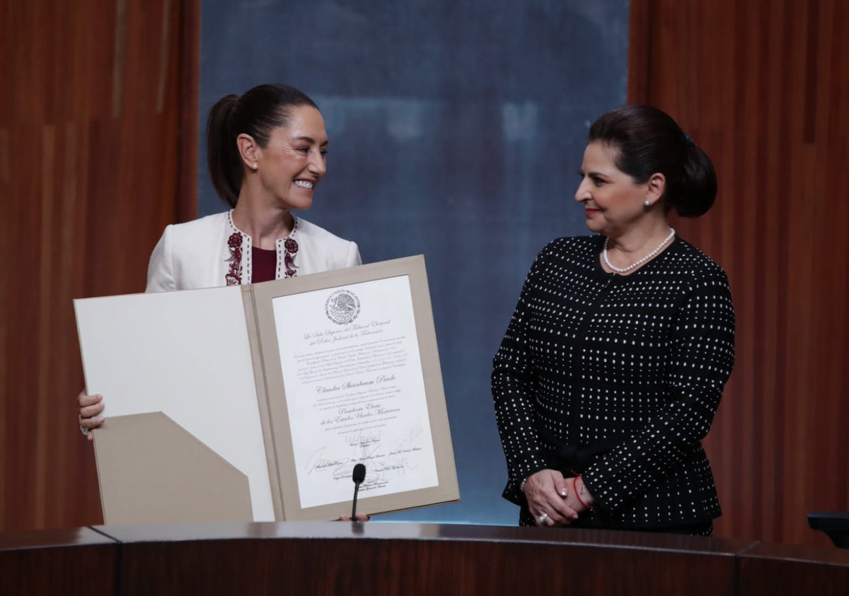 SRIACOMUMORENA's tweet photo. Entrega de constancia de mayoría a nuestra PRESIDENTA DRA. CLAUDIA SHEINBAUM PARDO

#ClaudiaPresidenta https://t.co/dT17AyZs0O