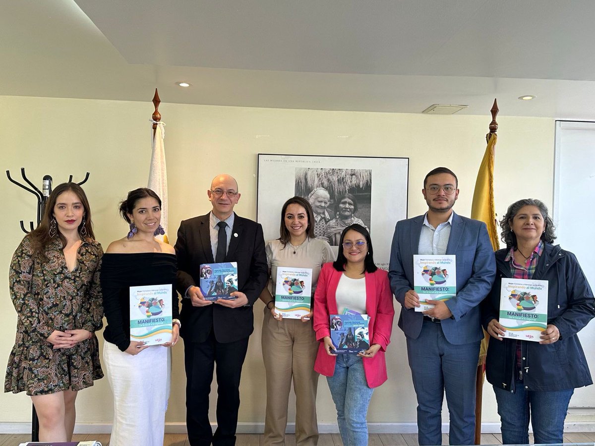 En #Ecuador 🇪🇨 continuamos promulgación “Manifiesto de Mujeres Rurales” <a href="/wdn/">Women's Democracy Network</a>. Hoy lo compartimos a <a href="/laverocarrillo/">Verónica Carrillo 💜💚</a> Secretaria Técnica del Consejo Nacional para la Igualdad de Género <a href="/CIgualdadGenero/">Consejo Nacional para la Igualdad de Género 🇪🇨</a> para articular políticas públicas con enfoque de interseccionalidad comunitaria.