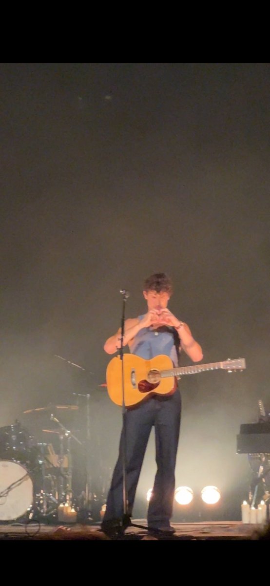 hazelansharpe's tweet photo. Not me being confused on how to the heart fingers for Shawn to do the same and hour later @ShawnMendes @ShawnAccess https://t.co/2OfXe0HtDT