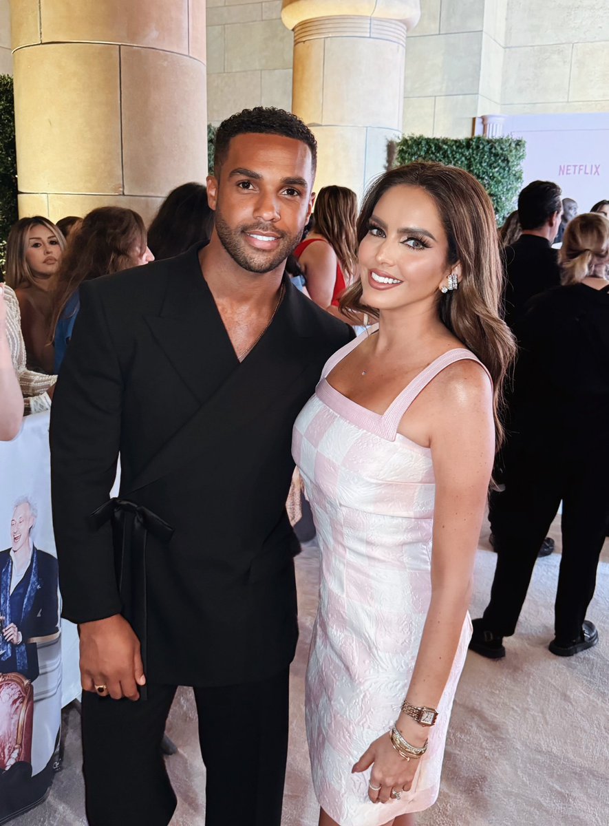 Viviendo una fantasía el día de ayer desde Hollywood en la premier de #EmilyInParis que ya está disponible desde HOY en <a href="/NetflixLAT/">Netflix Latinoamérica</a> 🥖🇫🇷💕🥂