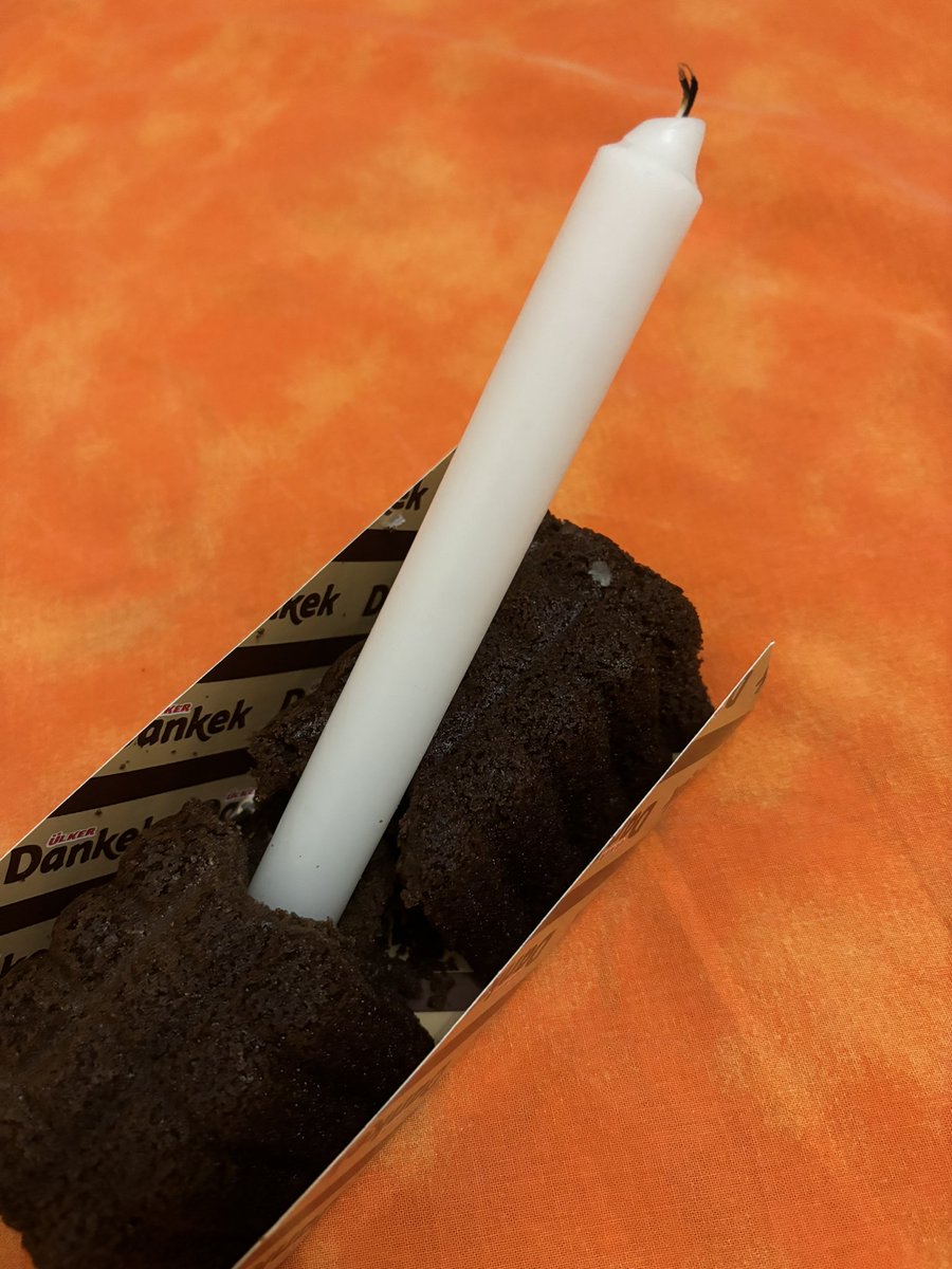 Her doğumgünümde evine giderken elinde bir dankekle uğrar, ama bu seferki mum biraz şey olmuş 😁