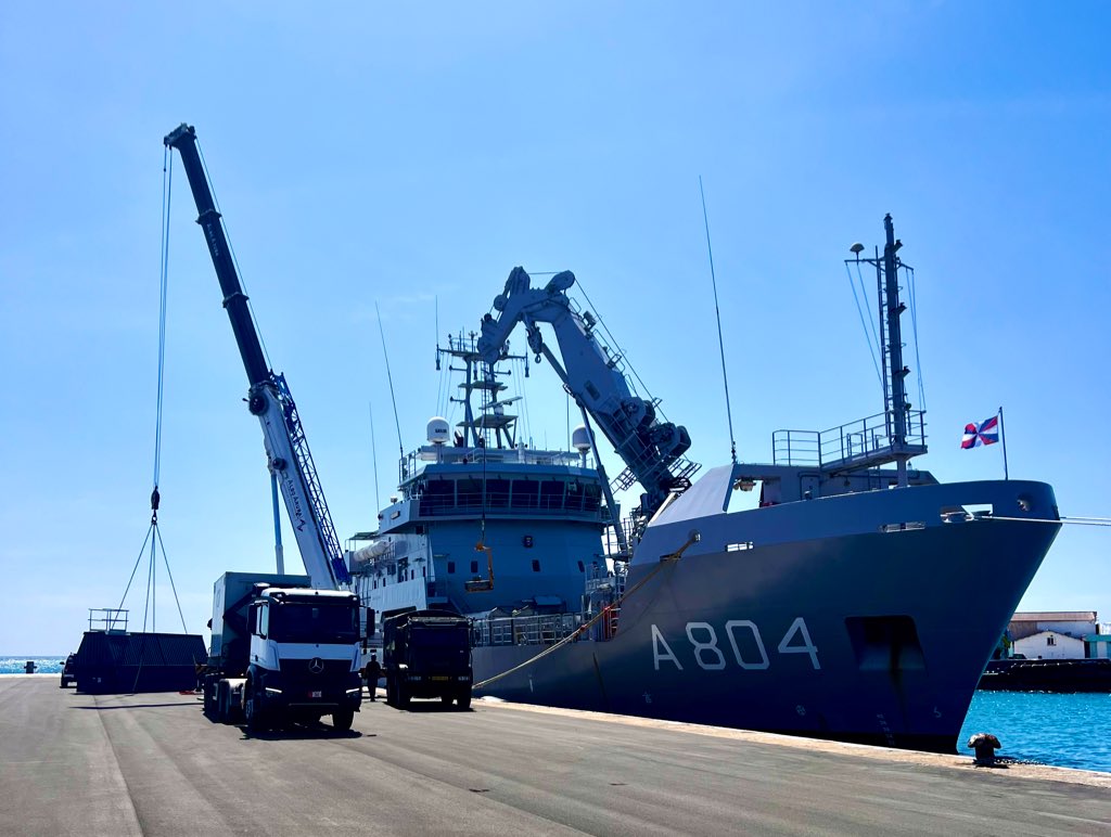 De bemanning van Zr. Ms. Pelikaan heeft enkele weken genoten van een welverdiend zomerverlof. Vandaag gingen de trossen weer los voor transport van militaire goederen richting Aruba. Op de foto: ontladen mbv eigen kraan en externe kraan. #Defensie