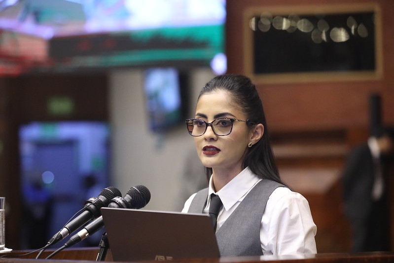 ElDatoEcua's tweet photo. #Urgente La Asambleísta Viviana Veloz será la nueva presidenta de la Asamblea Nacional.

El presidente de la Asamblea Henry Kronfle tendrá que renunciar a su cargo ya que es candidato a presidente del Ecuador, por lo que la vicepresidenta Viviana Veloz será quien asuma la presidencia.