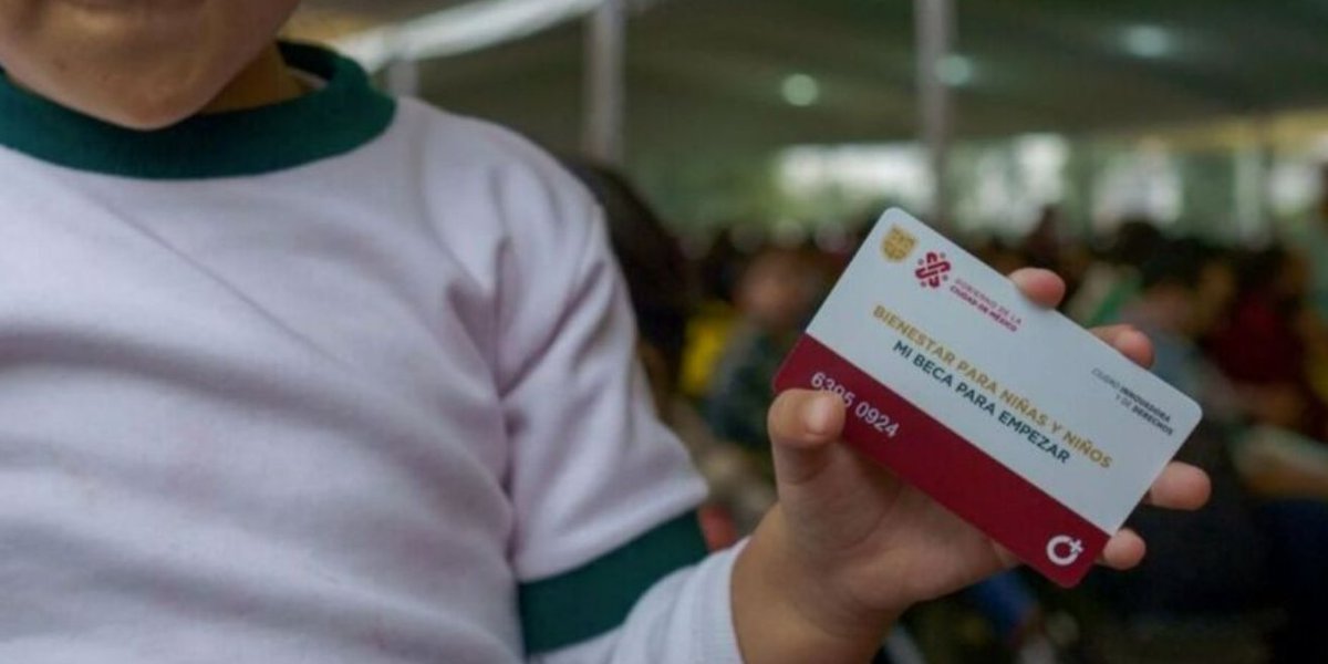 AztecaNoticias's tweet photo. ¡Atención!⚠️ 

💰 Este es el monto exacto que deposita #MiBeca para Empezar #CDMX para el apoyo de útiles y uniformes.

¡Ya casi regresan a clases!

https://t.co/gLXs7VeJm6 https://t.co/bxVBBgs3Ki