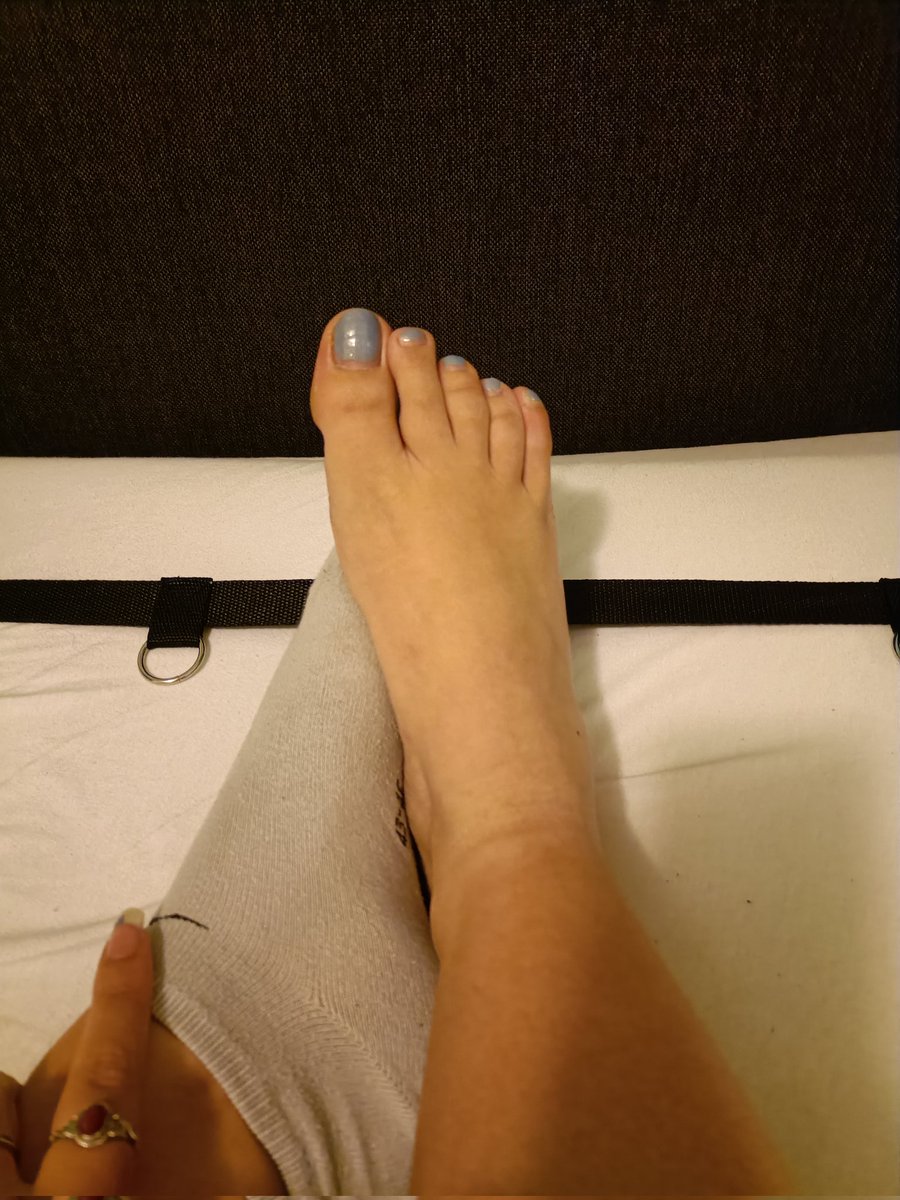 GoddesRiley's tweet photo. Im sooo bored....

Entertain me with your money!!!!

#bigfeet #paypig #seller #feetfinder https://t.co/Bg3aTqa7R1