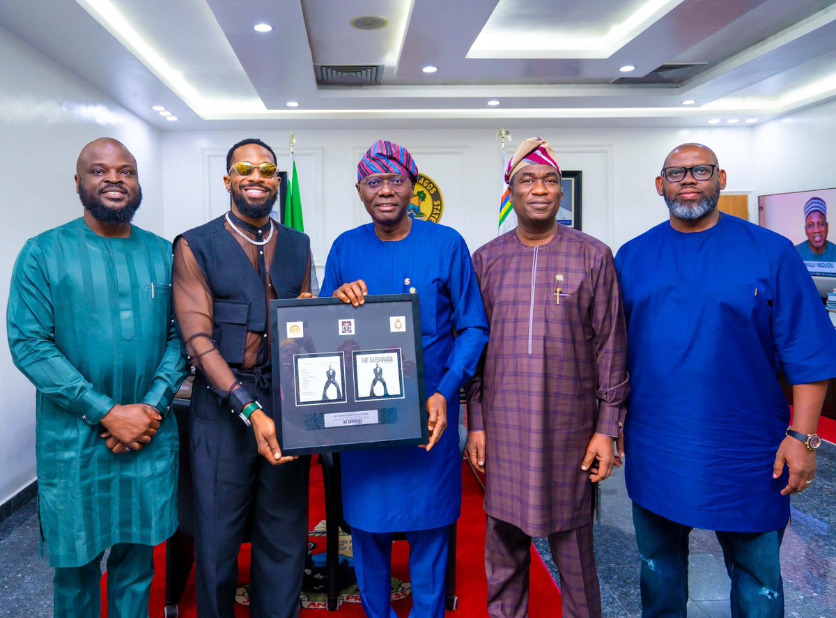 Mr_JAGs's tweet photo. UPDATE: Governor of Lagos State, Mr @jidesanwoolu today received Mr. Dapo Oyebanjo @iamdbanj ‘KokoMaster’, as he presented a commemorative plaque on the launch of The Entertainer - D’Sequel album.

Venue: Lagos House, Ikeja 

During the visit, D’banj discussed his album and shared other plans for his brand later in the year. 

#20yod 
#ENT2