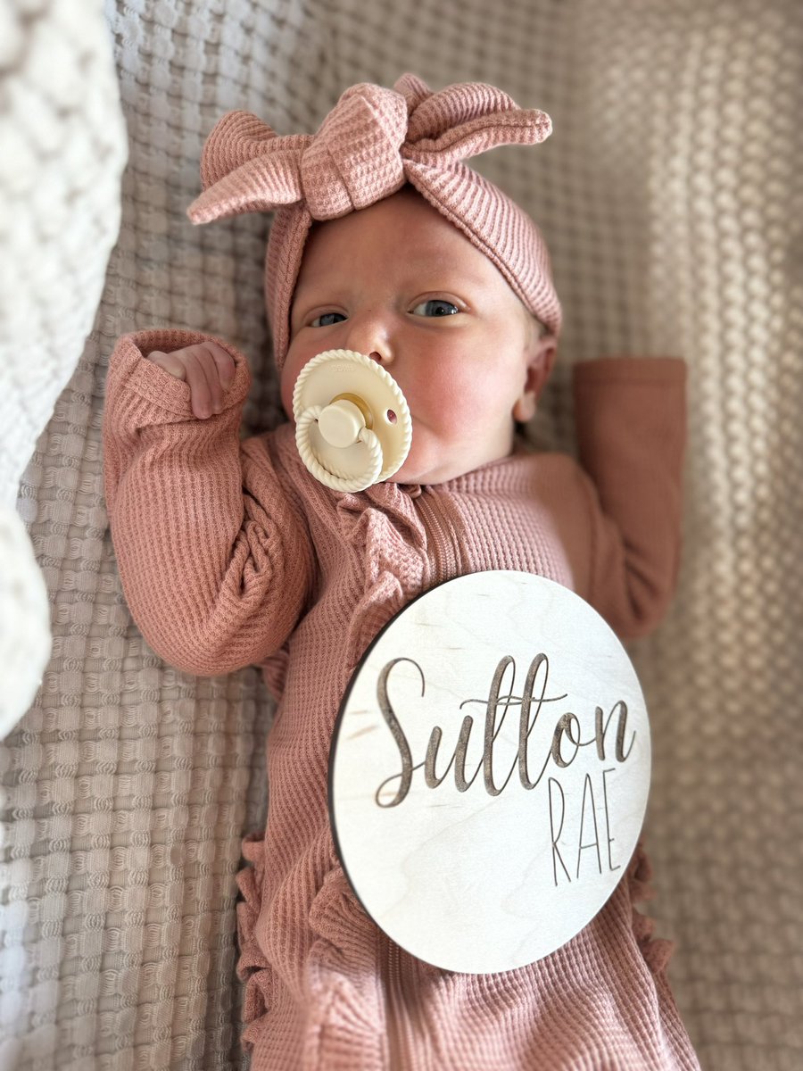 jennabatch_'s tweet photo. baby sis is here! 

sutton rae 🤍
august 13th at 10pm
7lbs even &amp; 20in https://t.co/RJh7dyeMl3