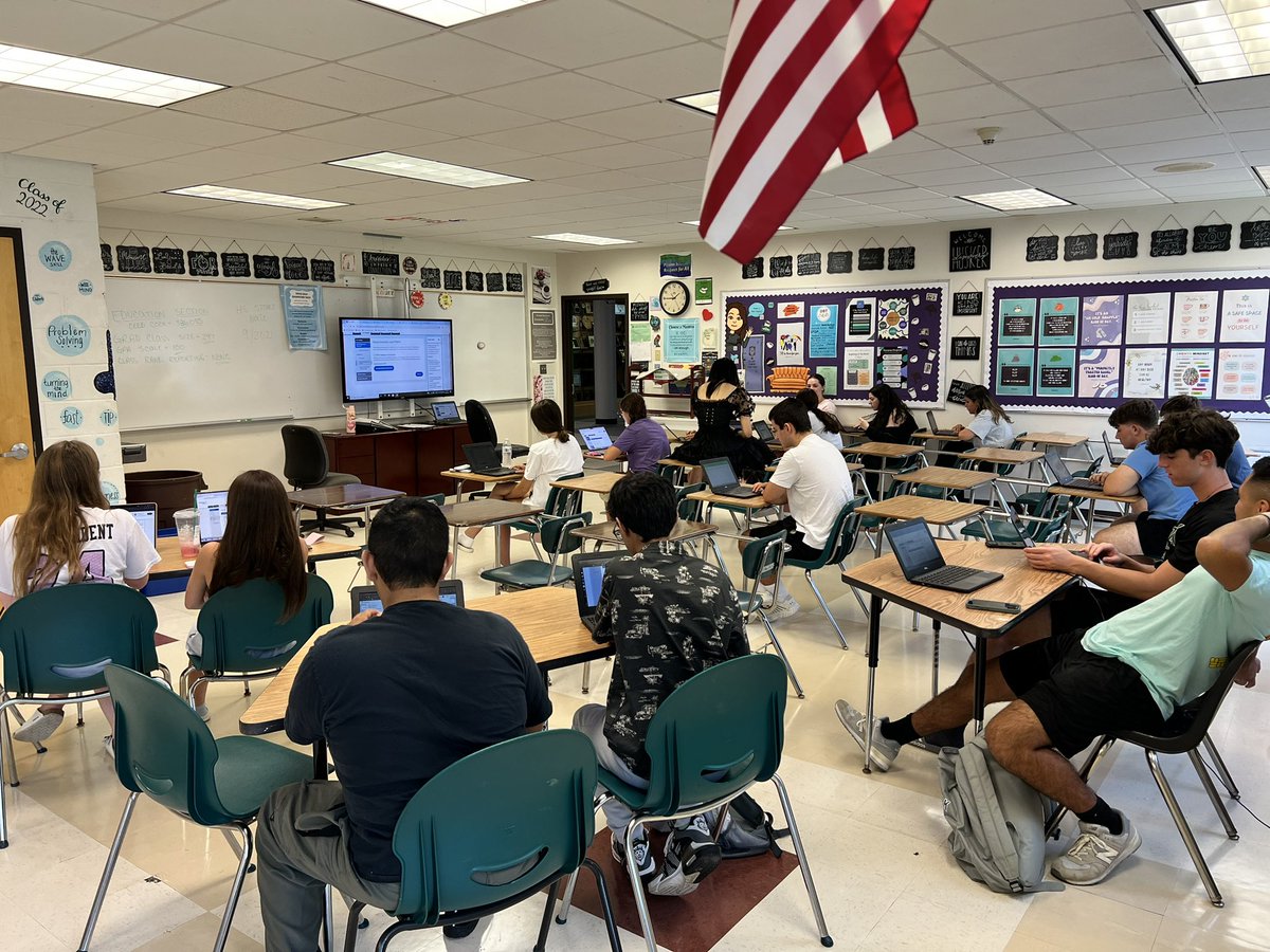 YHSDeGennaro's tweet photo. Pics from session 2 of @YHSNYGuidance Common App Workshop. A terrific opportunity 4 our students led by Mr. Sullivan & Ms. Warren. Thank you, Mrs. O’Meara & Ms. Braig 4 always assisting & to @YHSClassof2025 who attended.🌽 #CollegeProcess @VGarretteYHS @CCriscioneYHS @YHSPTSA https://t.co/wsYf9qTxp8