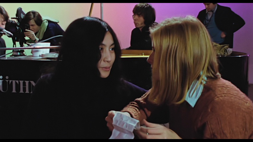 BEATLESMAGAZINE's tweet image. LINDA McCARTNEY AND YOKO ONO, 1969 #Getbacksessions #Abbeyroadalbum 📷This photo and many more can be found here: beatlesmagazinevideo.blogspot.com Visit BEATLES MAGAZINE PHOTO, Beatles &amp;amp; Solo photographs #thebeatles #johnlennon #paulmccartney #georgeharrison #ringostarr