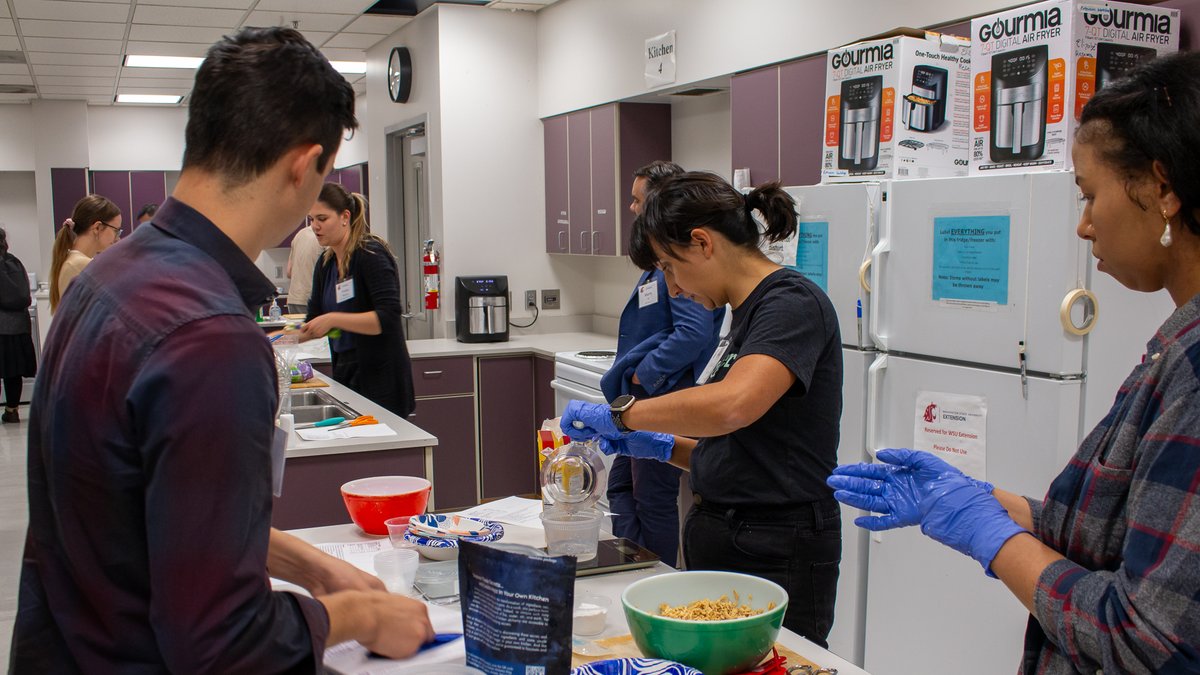WSUSFS's tweet image. From the lab to the kitchen, we had a great time at our recent extrusion workshop! 

What&apos;s extrusion? It&apos;s a process used in cereals, snacks, and plant-based protein products. Read about it and our workshops here: news.cahnrs.wsu.edu/article/wsu-sc…

#WSU #GoCougs #FoodScience