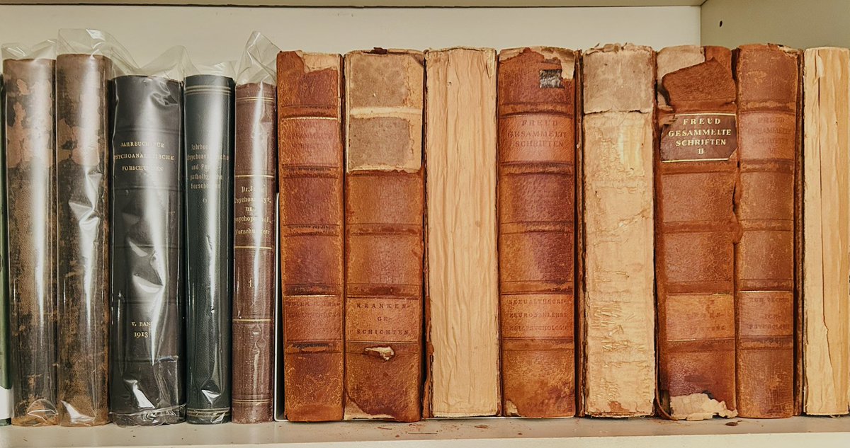 DrWinarick's tweet photo. #Antiquarian #psychology/#psychiatry #book shelf — original German collection, Freud Complete Works; #Freud & #Jung et al. Journal; #Wundt, Experimental Psychology. Notably, Freud, along with Kraepelin & Bleuler were all alumni of Wundt’s first ever experimental psychology lab in Leizpig.