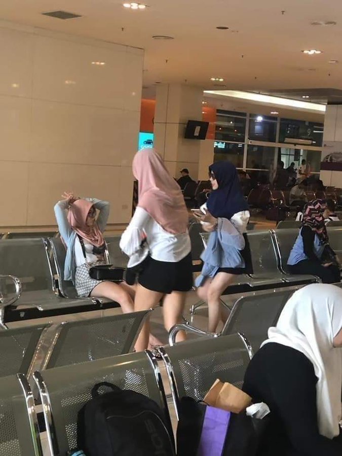 Agnostikindo's tweet photo. Those girls maybe from Orthodox, they practizing hijab firstly than islam. https://t.co/AUZnBUMuA6