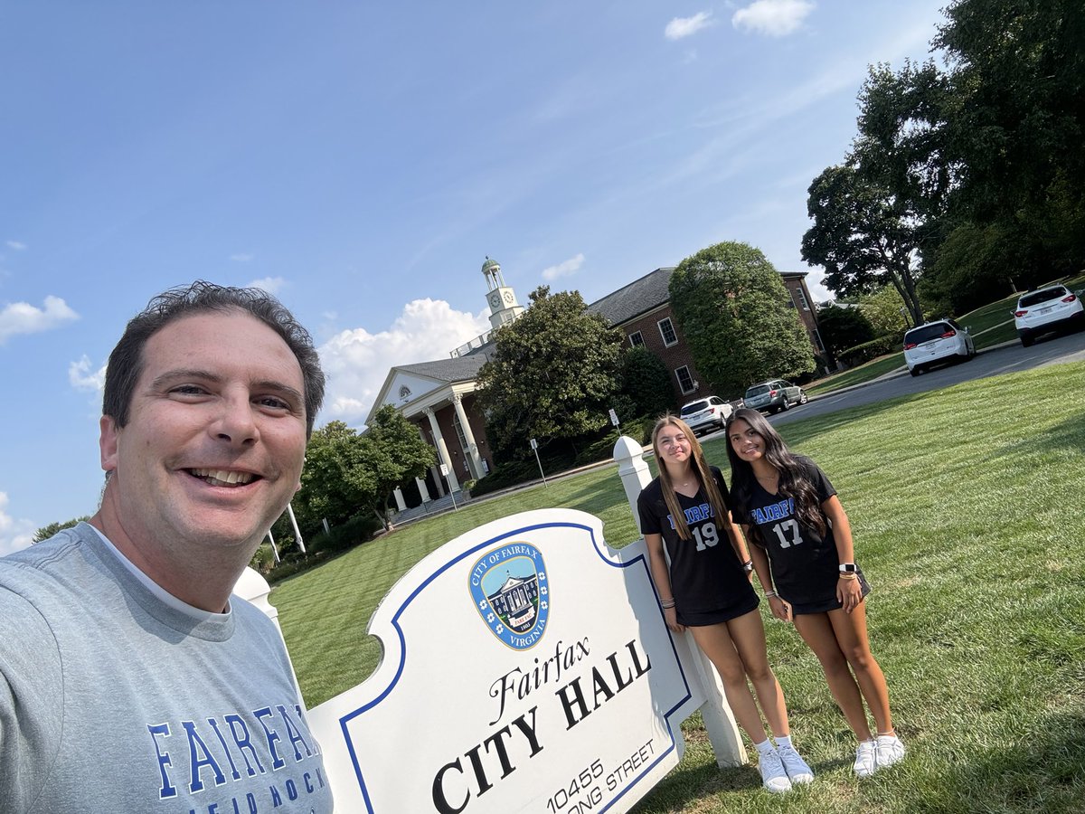 #CityHallSelfieDay 2024 <a href="/CityofFairfaxVA/">City of Fairfax, VA</a> - with special help from <a href="/FairfaxSchools/">City of Fairfax Schools</a> Field Hockey players! #livelifeconnected