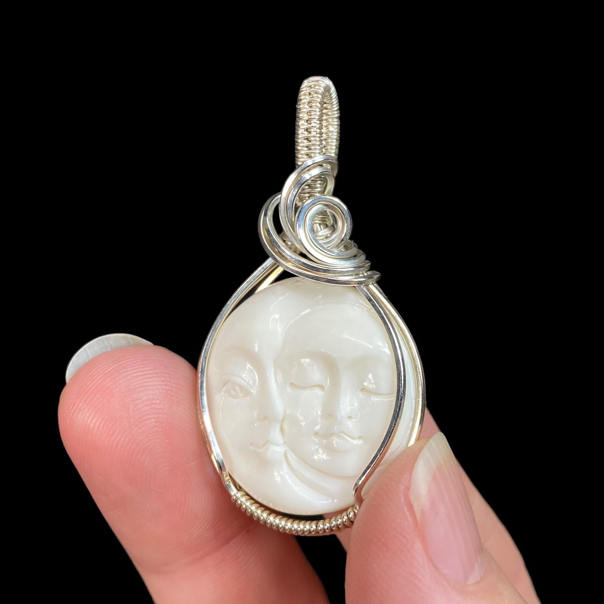 OldEarthMineral's tweet photo. Carved Bone Moon Face & Tarnish Resistant Argentium Silver Wire Wrapped Pendant $50 plus shipping.
https://t.co/vB09JpG6zn
#wirewrap #wirewrappedjewelry #wirewrapsofig #wirewraps #moon #moonjewelry #argentiumsilver #handmadejewelry #handmade https://t.co/bgmbLBhfgU