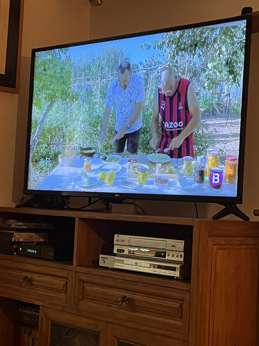 Cada dia una cosa nova, avui hem sortit cuinant per #uepcomanam amb en <a href="/cifre_toni/">Toni de Pollença-Gasteiz</a> i alguns dels <a href="/vermutolegsMca/">Vermutòlegs i Vermutòlegues de Mallorca</a> 
Seguim