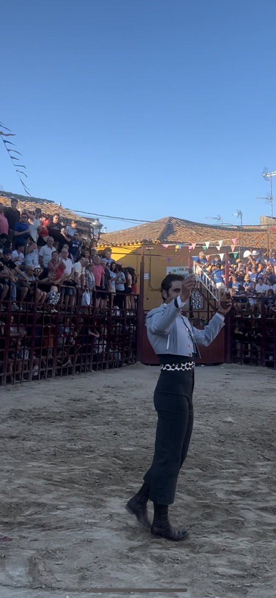 portaltaurino's tweet photo. San Román De Los Montes (Toledo)
Lleno. Festival novillos de Ángel Luis Peña, de buen juego para @ucedaleal
Oreja y ovación y @ChechuOle (foto)
2 orejas y 2 orejas @portaltaurino https://t.co/EOHimnBdr2