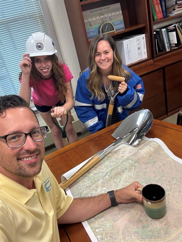 TownofDanvers's tweet photo. #TeamDanvers is excited to celebrate #CityHallSelfieDay. We're proud to work every day serving Danvers! Police, Town Hall, Assessors, Building Maintenance &"Public Works" (aka Recreation) teams are featured in these awesome selfies 🤳
#DanversMa https://t.co/hb0L0vQFKF