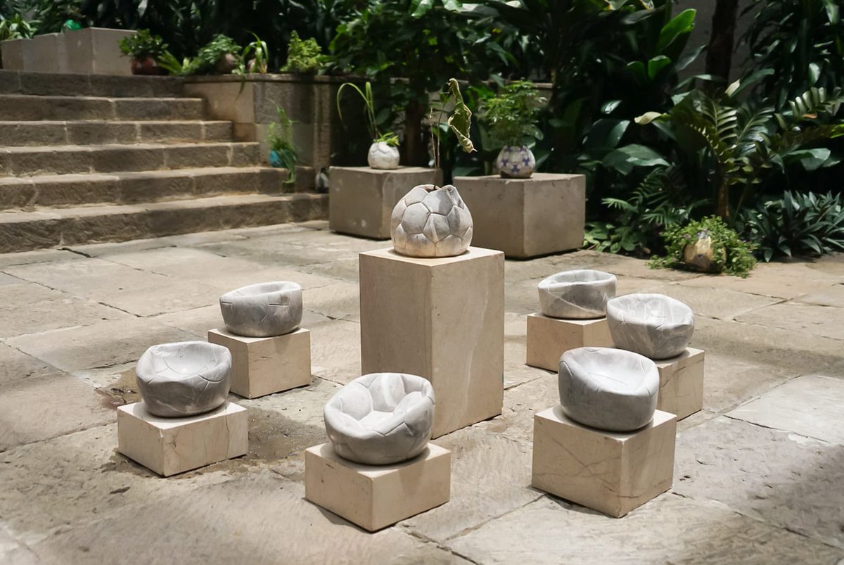 Esta instalación, compuesta por más de 100 piezas, busca generar conciencia sobre la necesidad de recuperar el equilibrio de nuestra convivencia con la naturaleza.