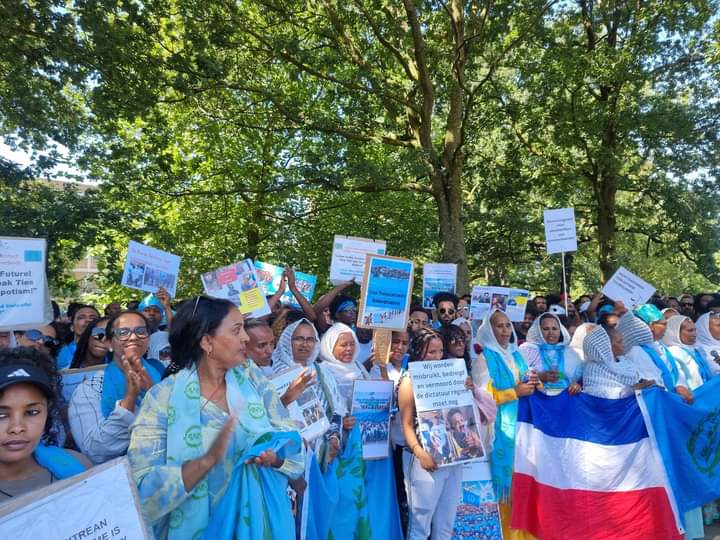 Timesoferitrea9's tweet photo. The #Eritrean #BlueRevolution fighters during protesting in front of court #denhaag #Netherlands for justice to our brothers who victims because they have fought against the dictatorship regime in #Eritrea since 1993.
the Eritreans' justice  seekers around the world who fled the country because of #freedom and #Justice, 
they're fighting the regime to stop Eritrean #TransnationalRepression .

Cradit Via @WediHagos12336