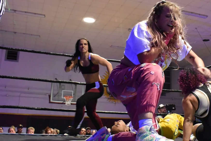 PersiaPierce's tweet photo. Aanvallen en vernietigen!
#prowrestling #wrestling #florida #attacking #competitivesports #competition #athletics #athlete #determination #destroy #submissionqueen #taporsnap https://t.co/dz9DxUtPQP