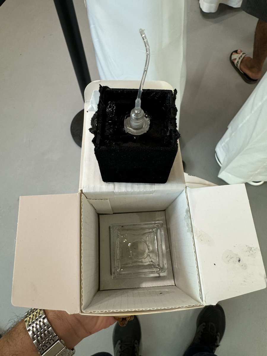 taoob's tweet photo. "اشتريت مجموعة عطور، للأسف تجربة أحدها كانت سيئة بسبب تسريب واكتشافي لشرخ في الزجاجة. تواصلت مع الدعم والرد توجه للفرع ، بعد التوجه للفرع كان التعامل غريبًا، حيث شعرت وكأنني في تحقيق! أسئلة مثل: *هل وضعتها في السيارة؟ هل أسقطتها؟* بعد مشوار طويل مع الاتهامات، #ماتش https://t.co/K6eT6f16M7