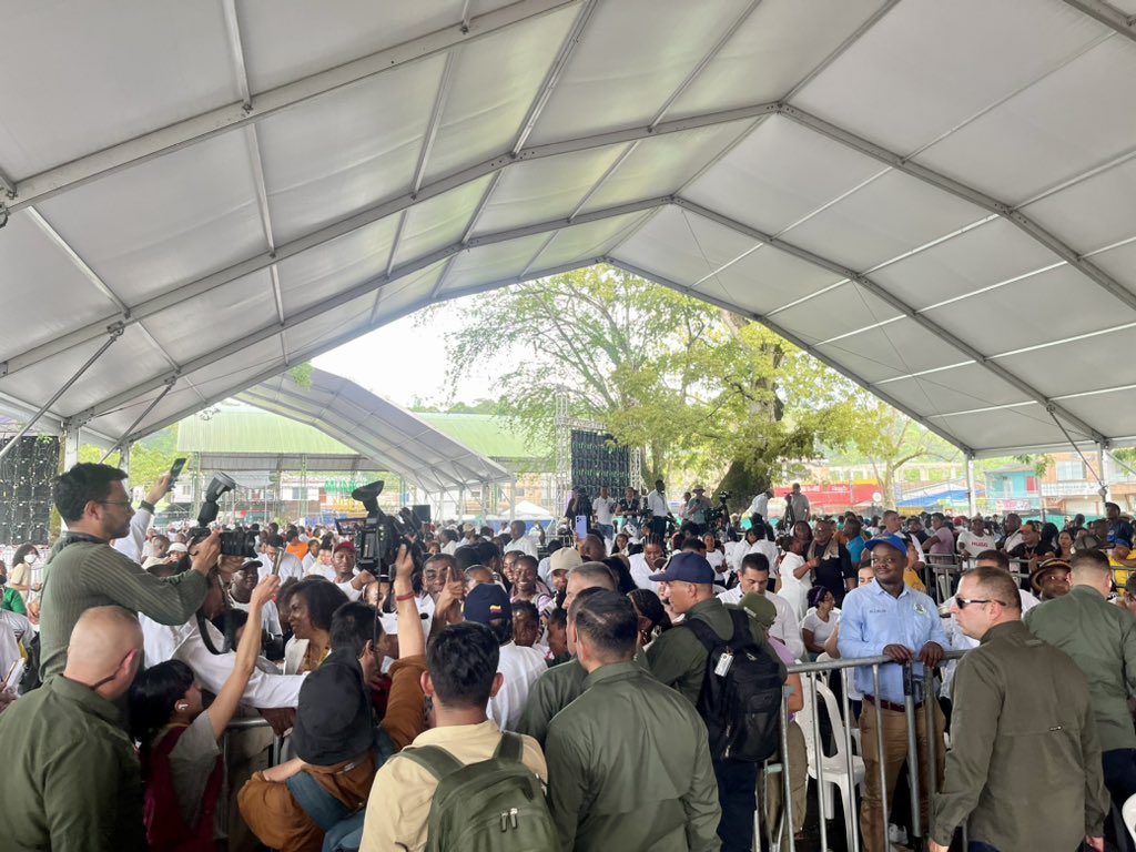 Belén de Bajirá:  junto 3 mil campesinos nace alianza gobierno <a href="/petrogustavo/">Gustavo Petro</a> y Grupo Éxito. Compra 400 ton mes productos agrícolas directamente, pago justo y de contado a comunidades comprometidas sustitución cultivos uso ilícito. Importancia trabajo conjunto con sector privado