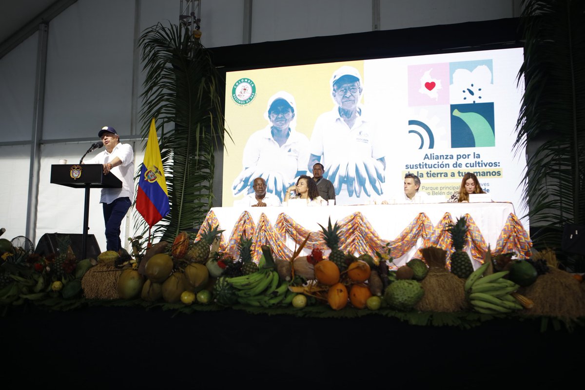 Hoy cerramos lo que representa confianza y compromiso entre el Gobierno y el <a href="/Grupo_Exito/">Grupo Éxito</a> para transformar el campo en Chocó. Aseguramos precios justos para nuestros campesinos que transitan hacia economías lícitas, demostrando que la asociatividad es el camino hacia un futuro