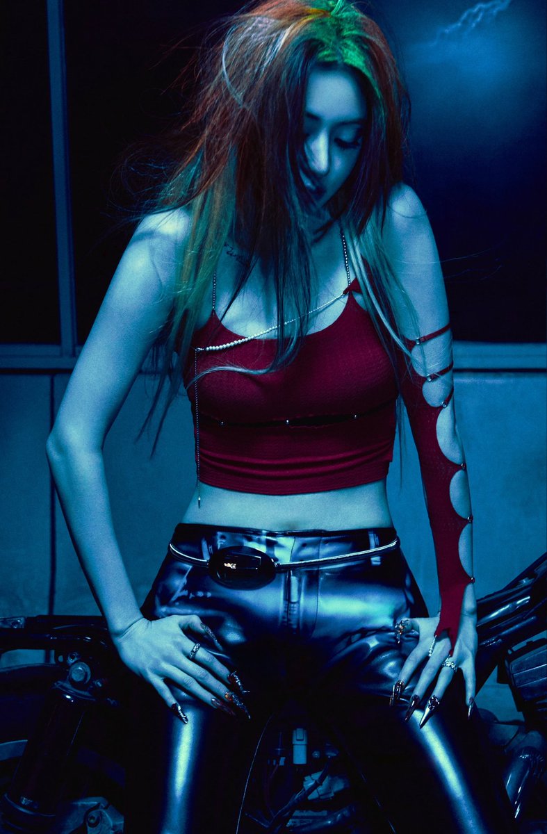 kpopsapphic's tweet image. Yunjin (Le Sserafim)