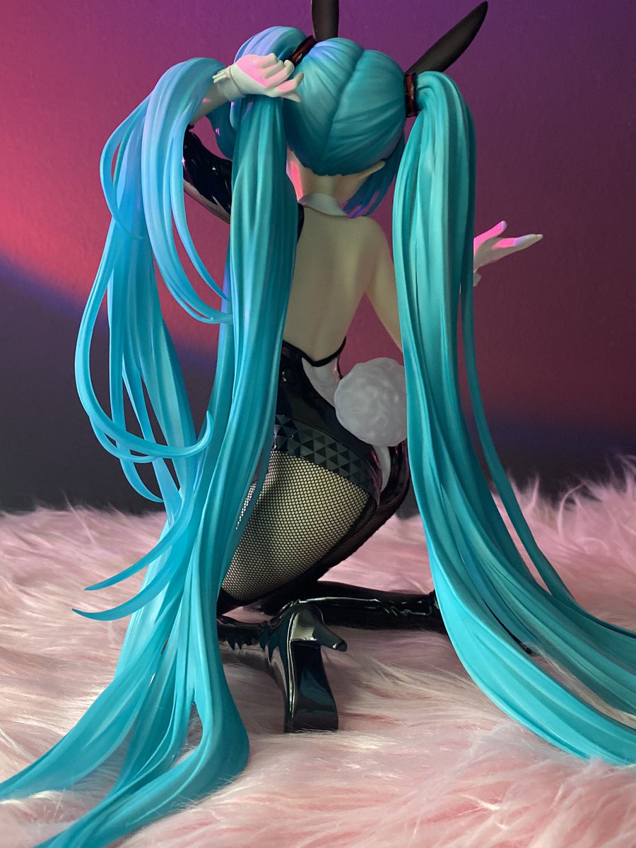 初音ミク 「SHES SO STUNNING. I HAVE NO ROOM FOR HER」|lili 🔪🩸のイラスト