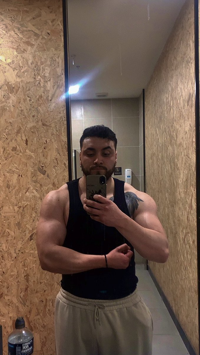 CuervoNN1's tweet photo. Que alegría como se adapta mi cuerpo a las altas cargas de entrenamiento.

Llevo 2 meses de entrenamiento 
Después de 1 año y 8 meses de sedentarismo y malos hábitos

La fking memoria muscular 🥵🫡 https://t.co/oDqgqf6ia6