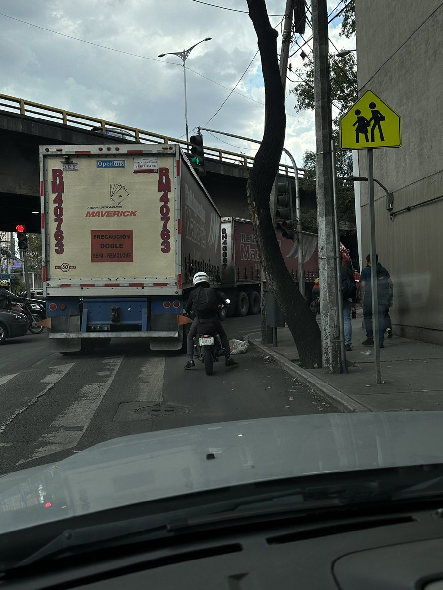 Como siempre los transportes de <a href="/GrupoModelo_MX/">Grupo Modelo MX</a> son dueños de las calles. Lanza el trailer contra los autos que tienen el siga, simplemente porque puede… <a href="/MhVigilante/">Vigilante MH</a> <a href="/MHcesac/">MH CESAC</a>