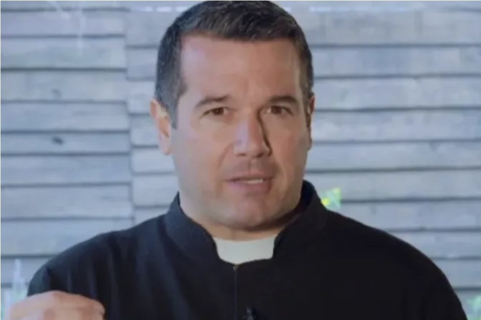 Los Modernistas del Obispado de Zárate-Campana (Argentina) informaron que el P. Javier Olivera Ravasi “en adelante no tiene autorización para residir” en el territorio diocesano. Dicen ellos “Dado que en reiteradas ocasiones, se recibieron en este Obispado numerosas quejas