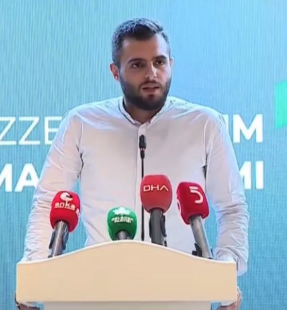 dailyislamist's tweet photo. 🗣️ Filistinli Aktivist Naim Eyyübi:

“Neymiş efendim, biz Mahmud Abbas’ı konuşturup alkışladığımızda başta Amerika olma üzere tüm dünyaya mesaj vermiş oluruz diyorlar.

Kim kime mesaj veriyor?
7 Ekim’den beri ‘israil’e askerî, maddî, lojistik ve stratejik desteği sağlayan Amerika’ya mı mesaj veriyoruz?

Amerika’ya verilecek en güzel cevap kendisinin yaptığı gibi bilfiil Kassam’a başta askerî olmak üzere maddî, lojistik ve stratejik destek vermektir!

Yoksa siyonistlere askerî desteği veren Amerika’ya, siyonistlere ticarî desteği sağlayanların vereceği mesaj yoktur!