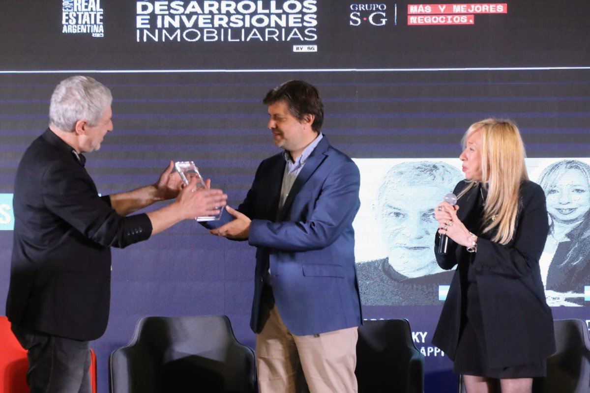 aybar_rodrigo's tweet photo. Muy contentos de recibir este reconocimiento como secretaría de vivienda, reforzamos el compromiso para que desde nuestro lugar como estado nacional continuemos impulsando la inversión y creando herramientas 
adecuadas para dar soluciones en materia de vivienda https://t.co/29yReBPuIc