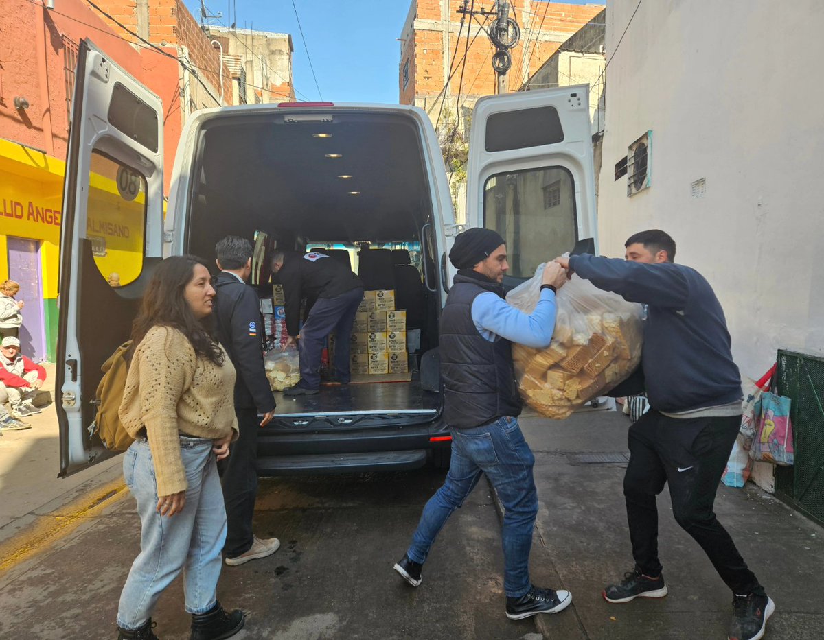 Fundación Lautaro Te Necesita (@lautaronecesita) on Twitter photo Hoy llevamos donaciones al Comedor <a href="/lospiletones/">Margarita Barrientos</a> de Margarita Barrientos.
Gracias Oscar por recibirnos.
Gracias a las empresas que colaboraron.
@cehic <a href="/DesignSuites/">Design Suites</a> <a href="/AerzenMachines/">AERZEN Machines Limited</a> <a href="/bairesCocina/">BairesCocina</a> <a href="/consultoramed/">Consultora Med</a> <a href="/RusMedTeam/">Rus Med Team</a> Hoy llevamos donaciones al Comedor <a href="/lospiletones/">Margarita Barrientos</a> de Margarita Barrientos.
Gracias Oscar por recibirnos.
Gracias a las empresas que colaboraron.
@cehic <a href="/DesignSuites/">Design Suites</a> <a href="/AerzenMachines/">AERZEN Machines Limited</a> <a href="/bairesCocina/">BairesCocina</a> <a href="/consultoramed/">Consultora Med</a> <a href="/RusMedTeam/">Rus Med Team</a>