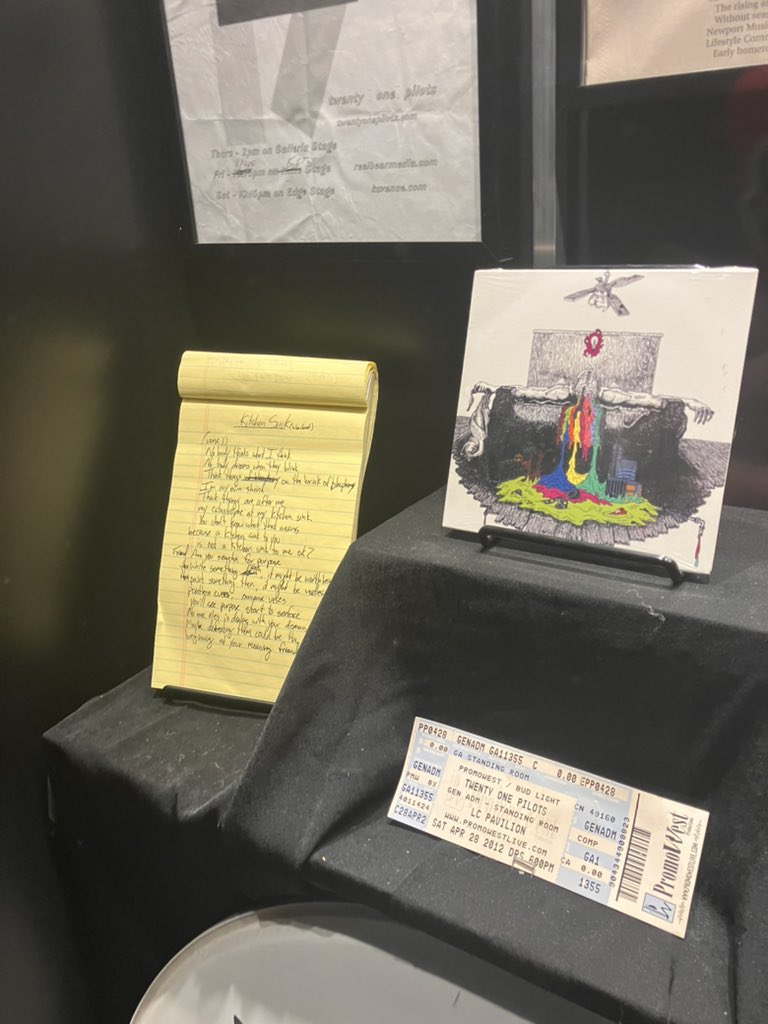Top_Mty_'s tweet photo. La exhibición incluye cosas como: utilería y vestuario de las anteriores eras, hojas donde Tyler escribía las letras de las canciones, su Grammy (acompañado de la ropa interior que usaron ese día), etc https://t.co/2vtLhCa0dt
