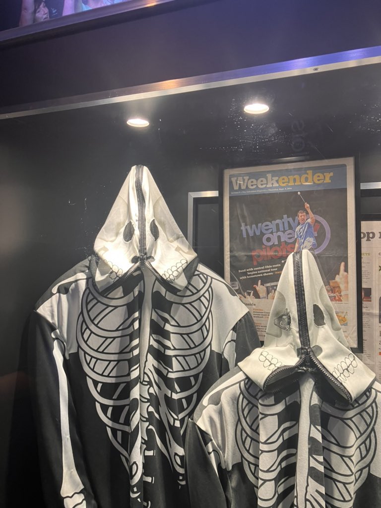 Top_Mty_'s tweet photo. La exhibición incluye cosas como: utilería y vestuario de las anteriores eras, hojas donde Tyler escribía las letras de las canciones, su Grammy (acompañado de la ropa interior que usaron ese día), etc https://t.co/2vtLhCa0dt