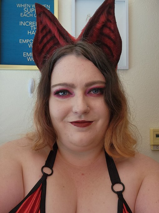 Who's ready to be my first little piggy 🐷 I'll make sure to take good care of you 😘 this queen is ready