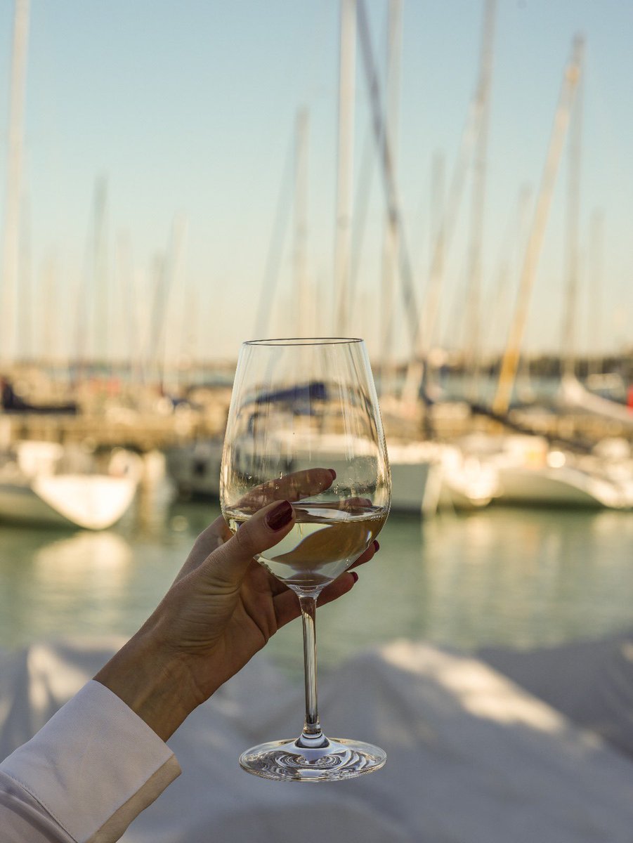 Buon Ferragosto!
Vi auguriamo una giornata piena di gioia, relax e buona compagnia. Che siate in riva al mare, a fare un picnic, o a godervi la festa con i vostri cari, che la vostra giornata sia piacevole e intensa come un calice del nostro miglior Lugana.
 
Cin cin!🥂