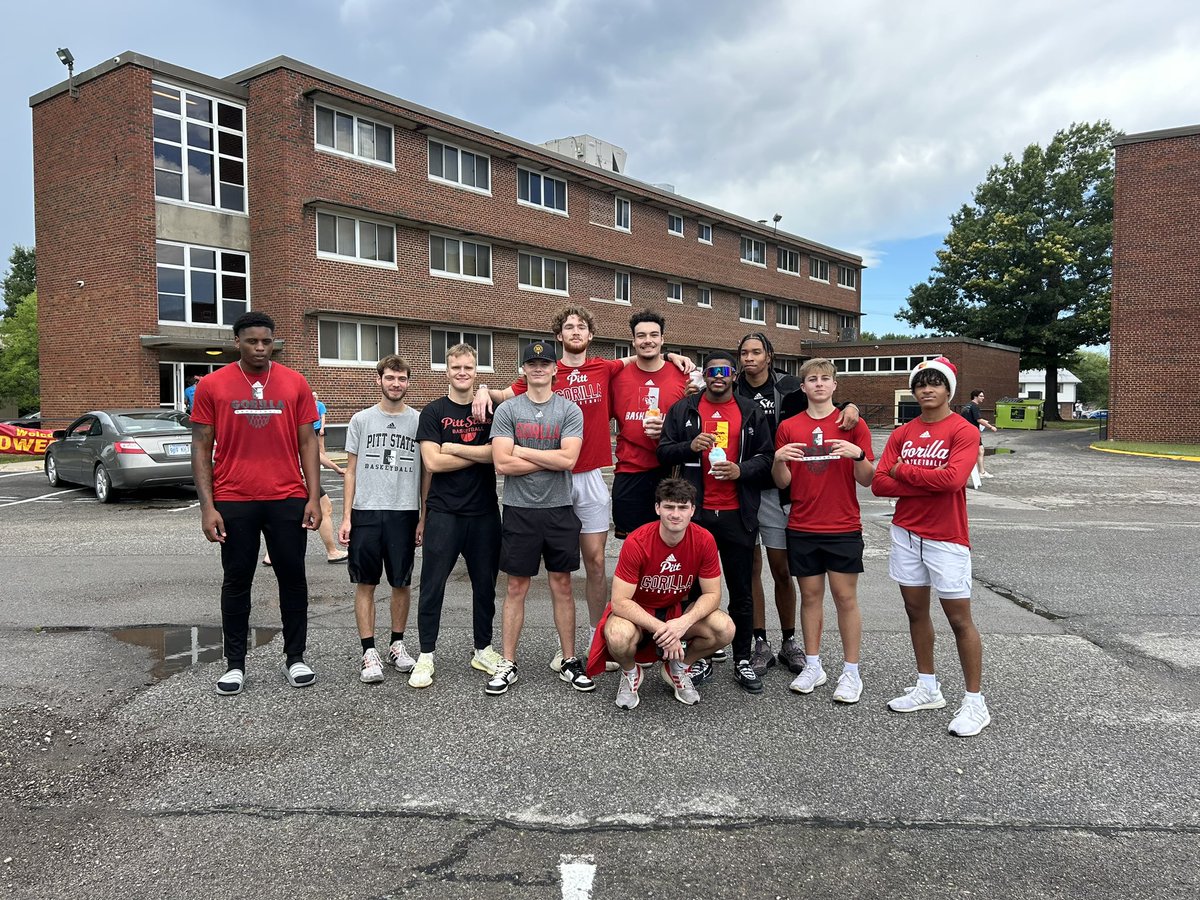 Guys spent some time helping the freshmen move into the dorms today.

Welcome to campus Gorillas! Look forward to seeing you all at JLA for some games! 

#OAGAAG 🦍🏀
