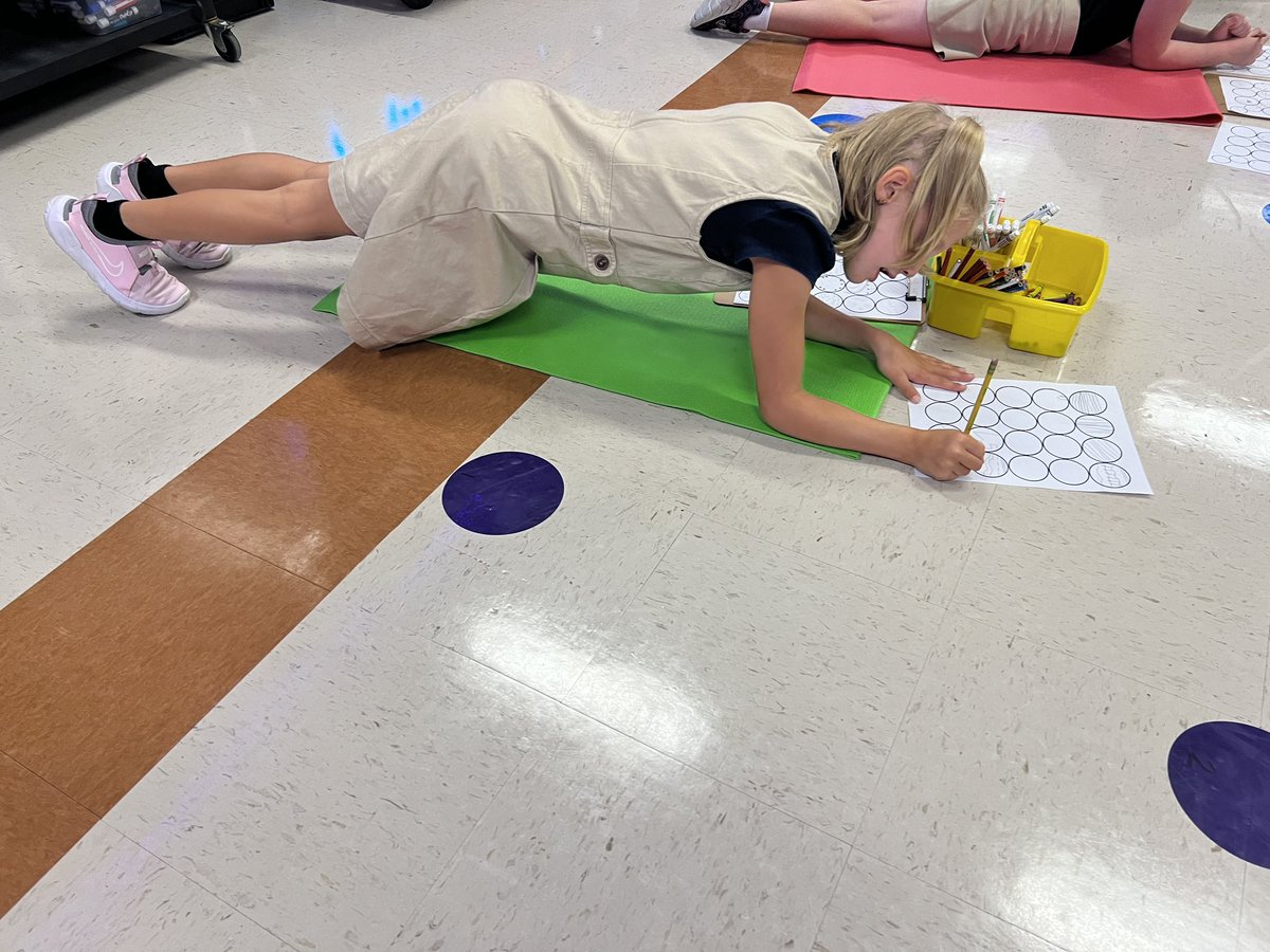 CoachA_physed's tweet photo. Huge shoutout to @BolgersPowerPE and @superdanpe for their “Active Art” session at #SHAPEcleveland! My Ss LOVED playing “Doodle Dice” to learn about different types of lines that can be used to create art while incorporating muscular endurance activities! #physed https://t.co/uo65ldXE2K