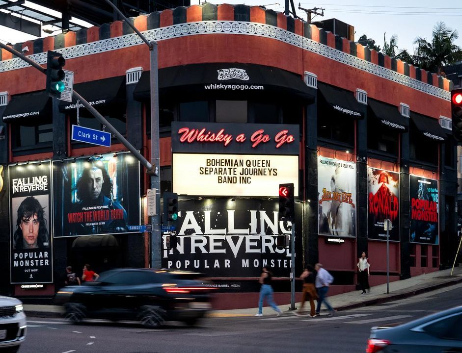 Falling in Reverse is lighting up the streets on Sunset Blvd outside the iconic Whiskey a Go Go. The new album, ‘Popular Monster’ drops TOMORROW! 🔥 
.
.
.
.
.
.
.
.
.
.
#fallinginreverse #popularmonster #musicadvertising #dashtwodidthat