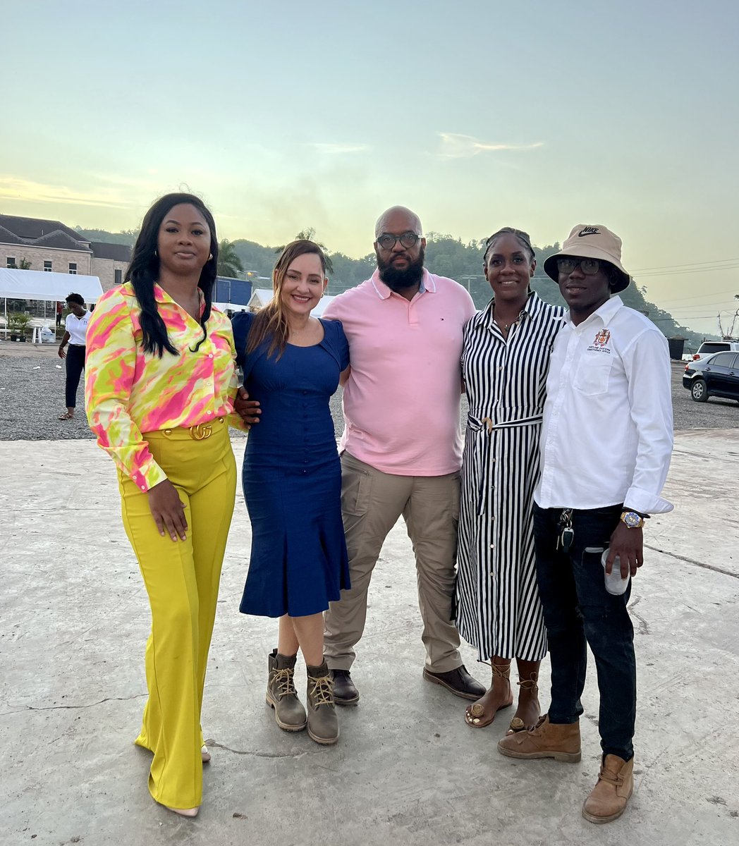 annmarievazja's tweet image. Had to showcase my vendors &amp;amp; their local products.
The energy &amp;amp; excitement was epic. My #MHPM dancing😁
Thx to all who came out to make this a huge success. 
My #ActionTeam you rock!
The future is bright in my Portland!
Let’s press gas… #Chec because #BoundbrookHavaBuzz 🇯🇲💛🙏🏻