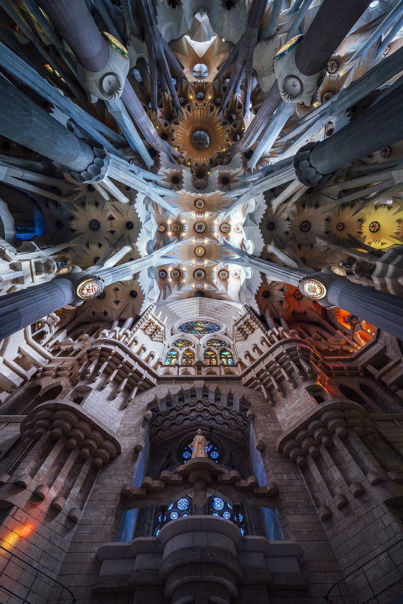 “Découvrez la Sagrada Familia sous un autre angle : un bijou d’architecture qui semble s’élever vers l’infini. Quand l’ombre et la lumière dansent sur des siècles d’histoire. 2 images réalisées durant mon passage à Barcelone 🇪🇸 #Espagne #landscapephotography #ArtInArchitecture