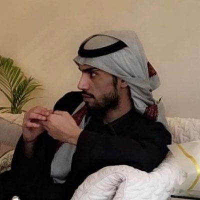 سـقـت للـنـادر الـلـي عالـيٍ فـي مقـامـة … فـوق راسـي مـقـامـة 
مـعتـلي فـوق جيلـة بالـنوايـا الشـريفـة … شـوق عـيـن الشـريفـة
 
لـبـستـهْ الـمـكـارم و المـراجـل عِـمـامـة … حـــي والـلّٰه عَمـامـة 
عـمـي اللـي عـلى العلـيا دروبـة نـظيـفـة … و الردى مـا نضـيـفـة

لا عــطـى