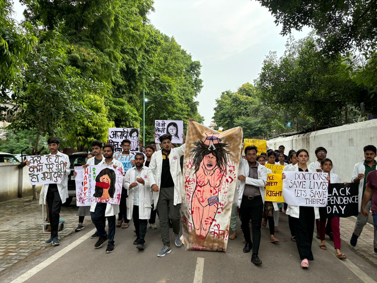 कब तक आस लगाओगी तुम ,
बिके हुए अकबारो से ,
कैसी रक्षा माँग रही हो ,
दुशासन दरबारों से । 

स्वयं जो लज्जा हीन पड़े है 
वे क्या लाज बचायेंगे
सुनो द्रौपदी शस्त्र उठाओ ,अब गोविंद ना आयंगे 
 #Nirbhya2 
#BENGAL_HORROR 
#KolkataDoctorDeath