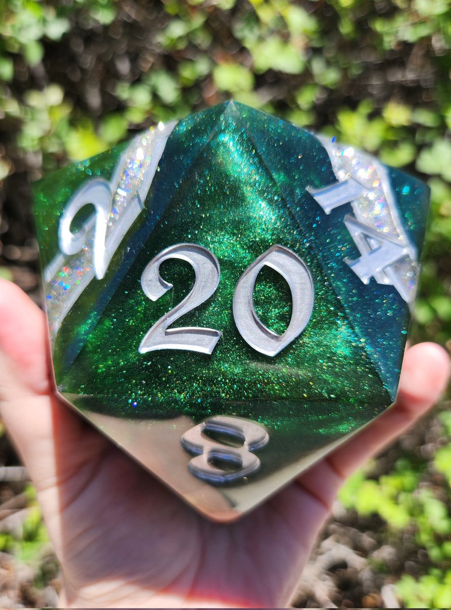 thegoldengorgon's tweet photo. Made another big geode ribbon d20! https://t.co/OTKXfmMDOv