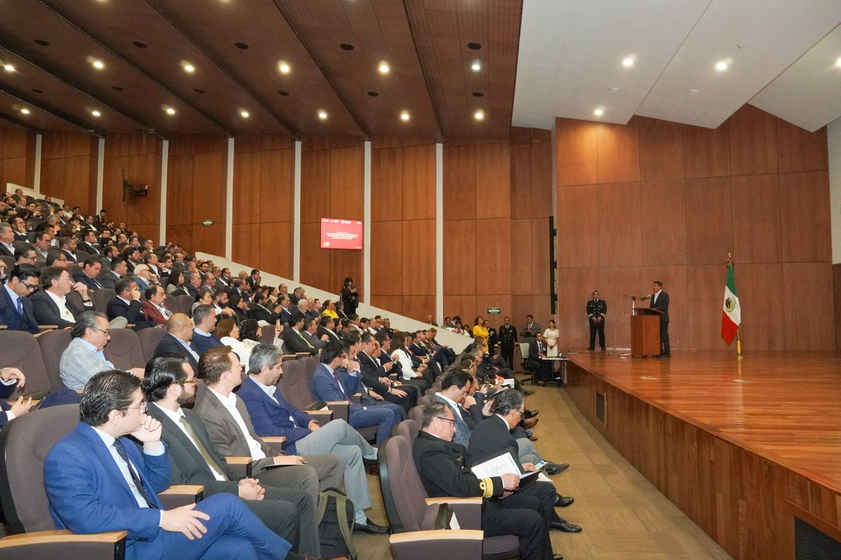 El <a href="/CIIT_mx/">Corredor Interoceánico</a> representará una puerta comercial con el mundo, esto proyecta a #Oaxaca como uno de los estados más atractivos para la inversión en los próximos 50 años, así lo dimos a conocer en el foro “Ventajas y oportunidades de inversión en el Corredor Interoceánico del #CIIT”.