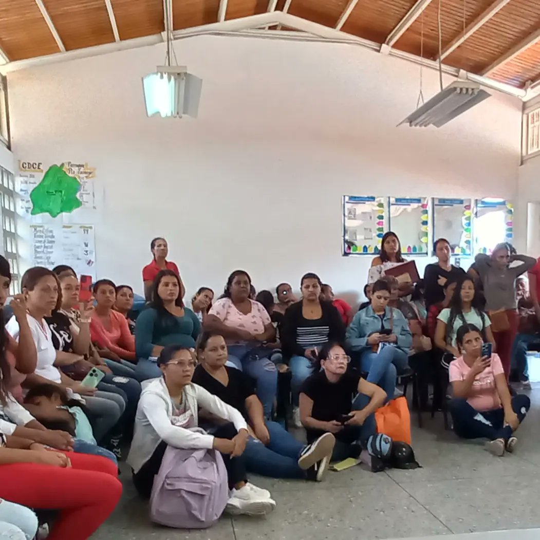 Hoy jueves 15 de agosto hemos acompañado al equipo de Formación de la Vicepresidencia de Mujeres del PSUV junto al Profesor Carlos Peña quienes abordaron al municipio Andrés Eloy Blanco en su primera fase de formación. <a href="/NicolasMaduro/">Nicolás Maduro</a> <a href="/AngelPComuna/">Comunero Angel Prado</a> <a href="/DhelizAlvarez/">Dheliz Álvarez</a> <a href="/AdolfoP_Oficial/">Adolfo Pereira Gobernador</a>