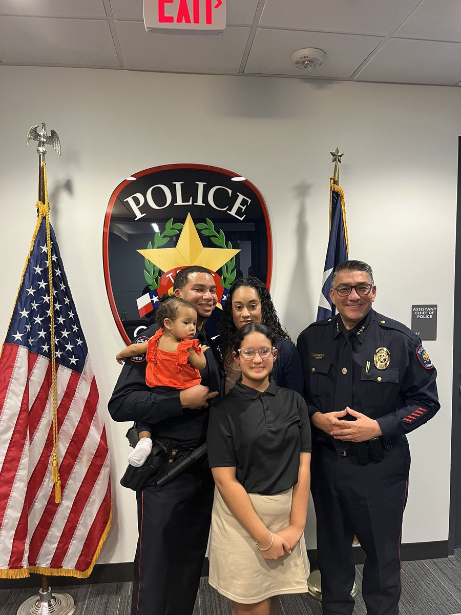 CarrolltonTXPD's tweet image. We are so honored and proud to welcome Officer Eric Byrd to the Carrollton Police family. Officer Byrd comes to us as a lateral transfer from NYPD. Please join us in welcoming Officer Byrd and his beautiful family to Carrollton! 💙

#CarrolltonTX #CarrolltonTXPD #LateralTransfer